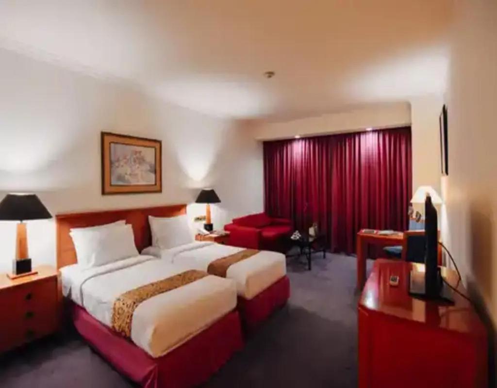 Surabaya Suites Hotel Powered By Archipelago Eksteriør bilde